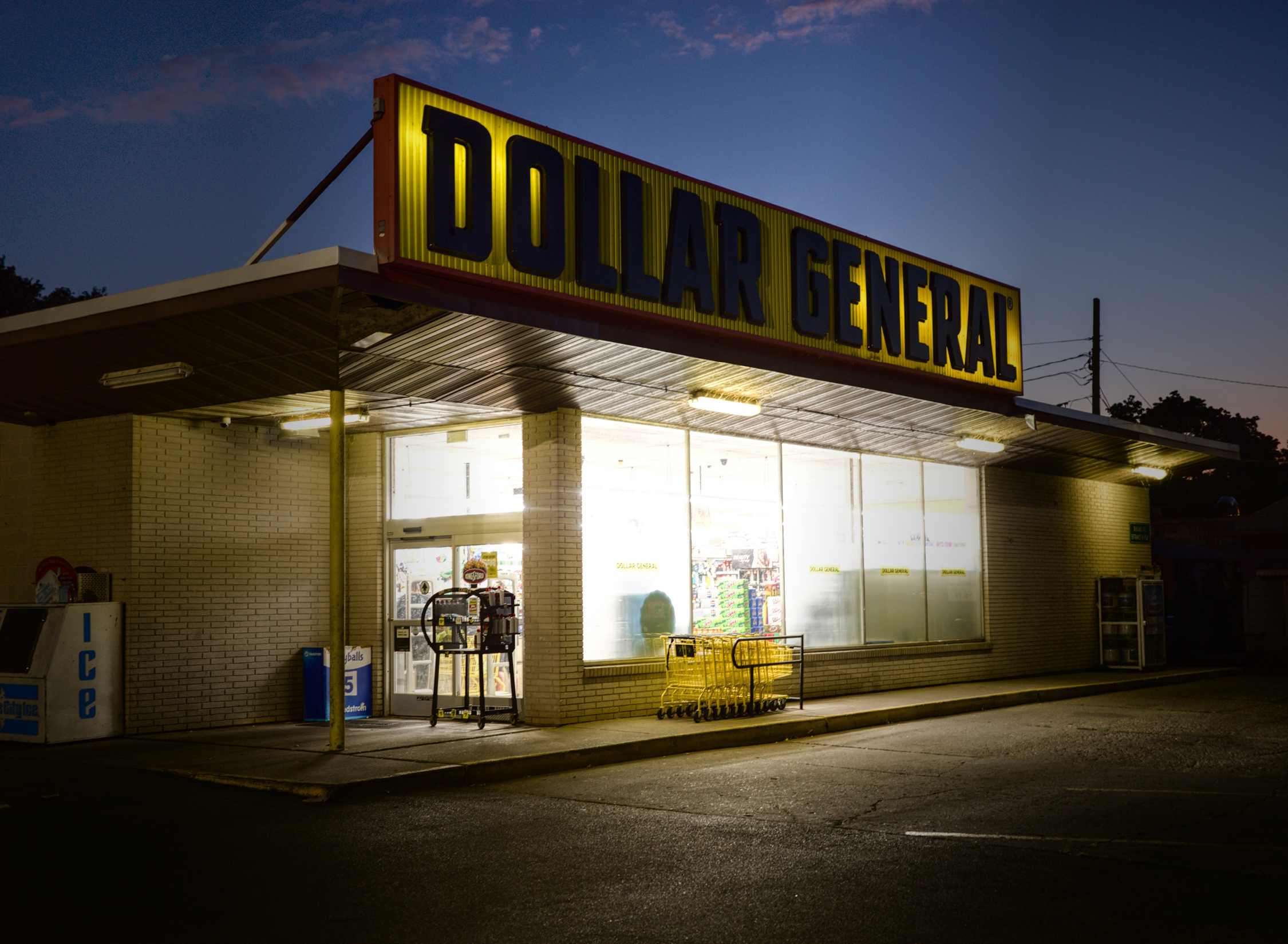 Dollar General shop front.